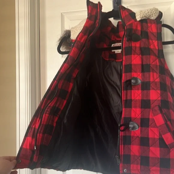 Red plaid vest - Picture 4 of 9
